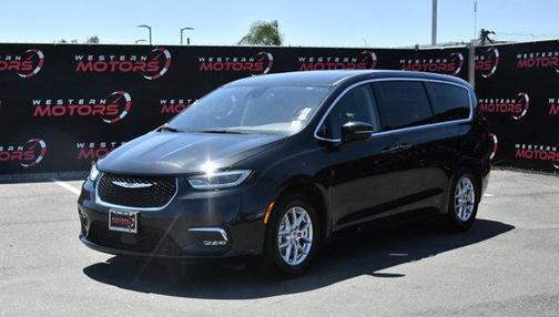 Brilliant Black Crystal Pearlcoat 2023 Chrysler Pacifica Touring-L