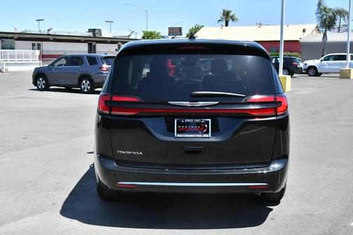 Brilliant Black Crystal Pearlcoat 2023 Chrysler Pacifica Touring-L