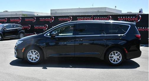 Brilliant Black Crystal Pearlcoat 2023 Chrysler Pacifica Touring-L