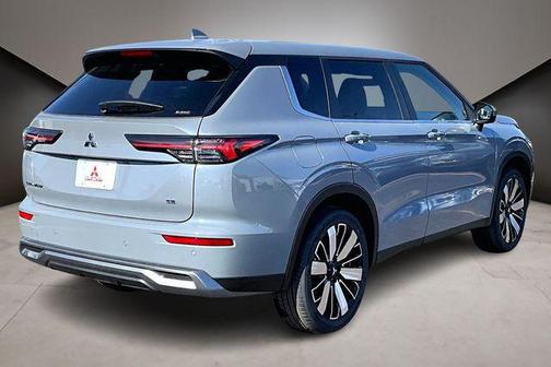Moonstone Gray Metallic 2026 Mitsubishi Outlander SE 1.5T S-AWC