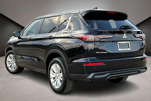 Labrador Black Pearl 2026 Mitsubishi Outlander ES 1.5T 2WD