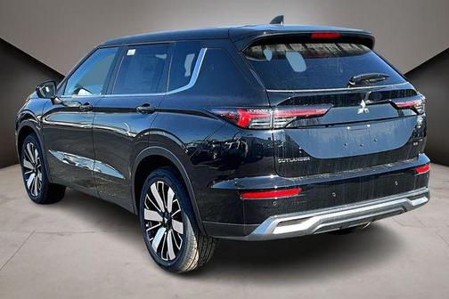 Labrador Black Pearl 2026 Mitsubishi Outlander SE 1.5T S-AWC