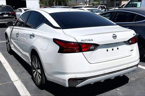 Pearl White Tricoat 2022 Nissan Altima 2.5 SV
