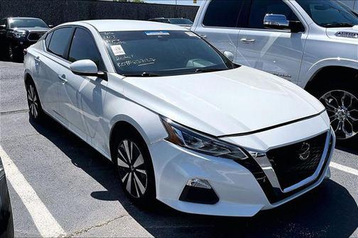 Pearl White Tricoat 2022 Nissan Altima 2.5 SV