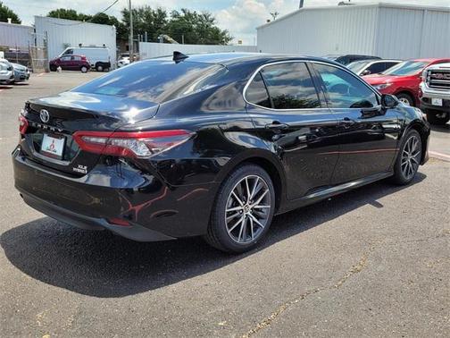 2022 Toyota Camry Hybrid XLE