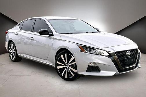 Brilliant Silver Metallic 2022 Nissan Altima SR FWD