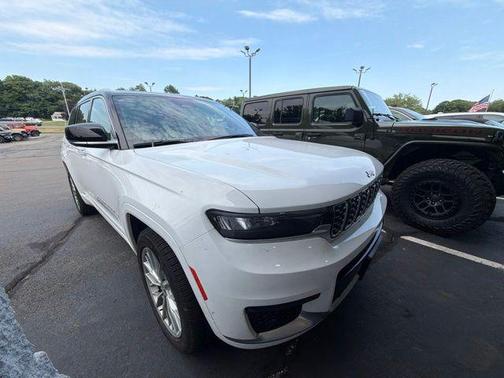 Diamond Black Crystal Pearlcoat 2023 Jeep Grand Cherokee L Summit