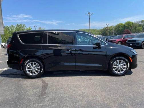 Diamond Black Crystal Pearlcoat 2027 Chrysler Pacifica L