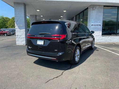 Diamond Black Crystal Pearlcoat 2027 Chrysler Pacifica L
