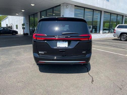 Diamond Black Crystal Pearlcoat 2027 Chrysler Pacifica L
