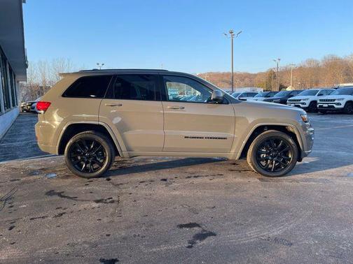 2022 Jeep Grand Cherokee Laredo