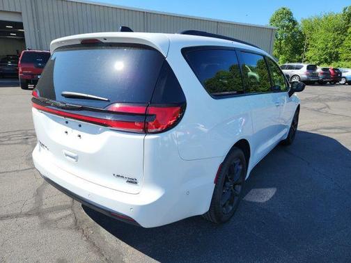 Bright White Clearcoat 2025 Chrysler Pacifica Limited