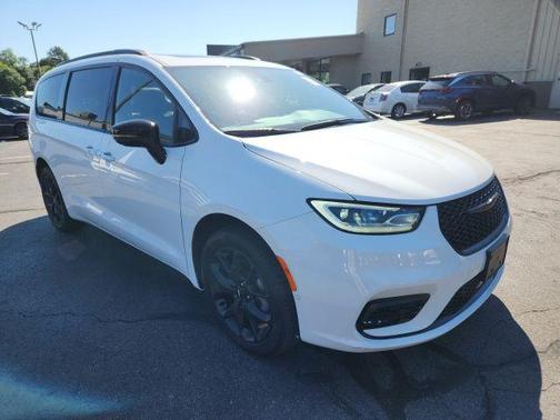 Bright White Clearcoat 2025 Chrysler Pacifica Limited