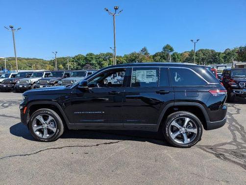 Diamond Black Crystal Pearlcoat 2023 Jeep Grand Cherokee 4xe Base