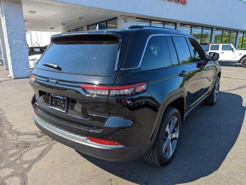 Diamond Black Crystal Pearlcoat 2023 Jeep Grand Cherokee 4xe Base