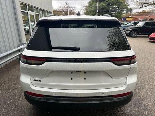 Bright White Clearcoat 2026 Jeep Grand Cherokee Altitude