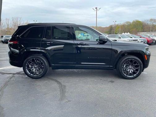 diamond black crystal pearlcoat 2026 Jeep Grand Cherokee Summit