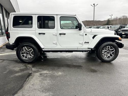 2025 Jeep Wrangler 4-Door Sahara 4x4