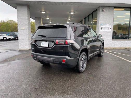Diamond Black Crystal Pearlcoat 2026 Jeep Cherokee Laredo