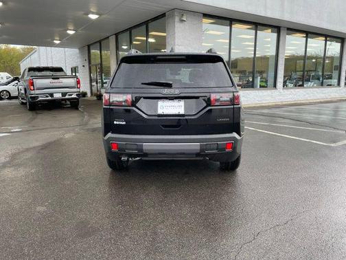 Diamond Black Crystal Pearlcoat 2026 Jeep Cherokee Laredo
