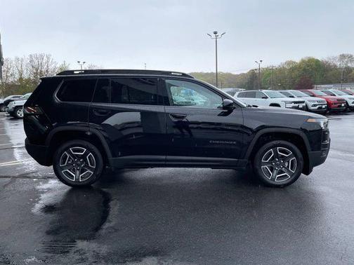 Diamond Black Crystal Pearlcoat 2026 Jeep Cherokee Laredo