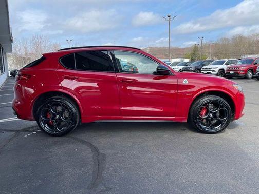 Alfa Rosso 2022 Alfa Romeo Stelvio Quadrifoglio