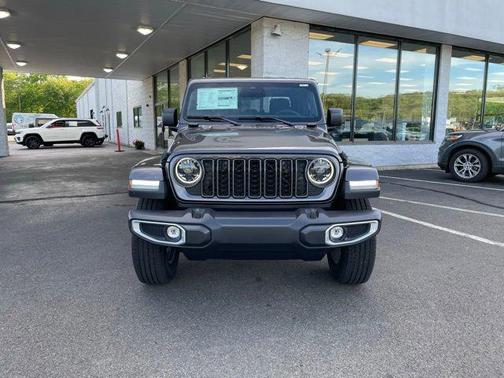 Granite Crystal Metallic Clearcoat 2026 Jeep Gladiator Sahara 4x4