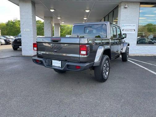 Granite Crystal Metallic Clearcoat 2026 Jeep Gladiator Sahara 4x4