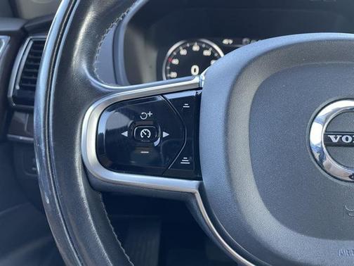 2016 Volvo XC90 T6 Momentum