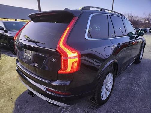 2016 Volvo XC90 T6 Momentum