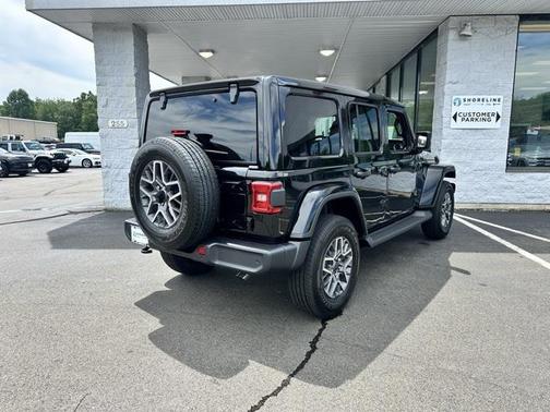2025 Jeep Wrangler 4-Door Sahara 4x4