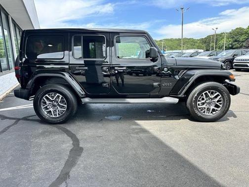 2025 Jeep Wrangler 4-Door Sahara 4x4