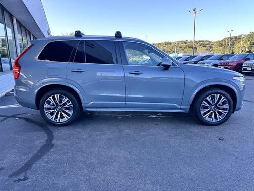 2022 Volvo XC90 T5 Momentum