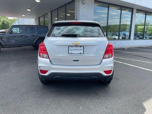 Silver Ice Metallic 2017 Chevrolet Trax LS