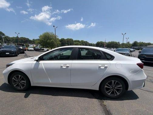 Snow White Pearl 2023 Kia Forte LXS