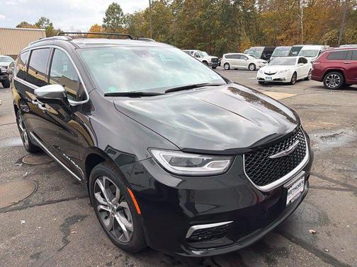 Brilliant Black Crystal Pearlcoat 2021 Chrysler Pacifica L