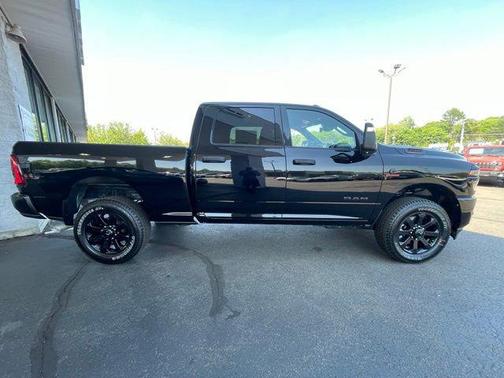 Diamond Black Crystal Pearlcoat 2026 RAM 2500 Big Horn Crew Cab 4x4 6'4' Box