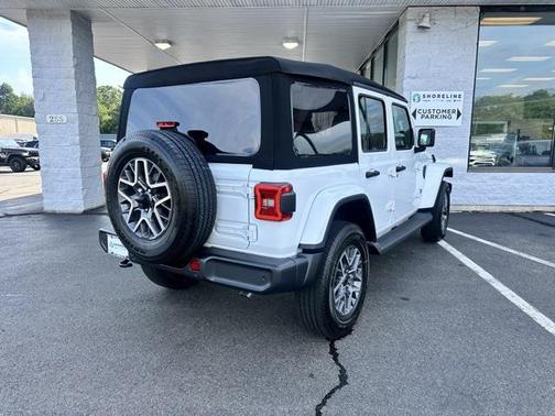 2025 Jeep Wrangler 4-Door Sahara 4x4