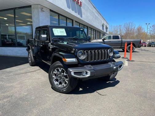 Black Clearcoat 2026 Jeep Gladiator Sahara 4x4
