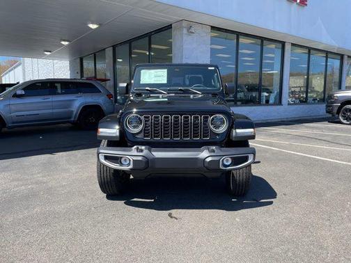 Black Clearcoat 2026 Jeep Gladiator Sahara 4x4