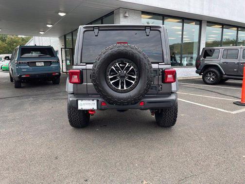 Granite Crystal Metallic Clearcoat 2027 Jeep Wrangler Rubicon