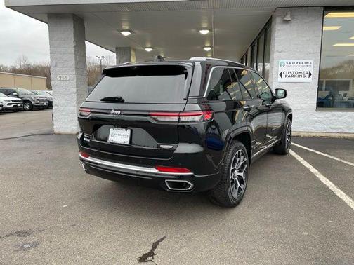 Diamond Black Crystal Pearlcoat 2022 Jeep Grand Cherokee Summit