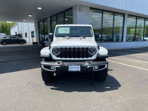 Bright White Clearcoat 2026 Jeep Gladiator Sahara 4x4
