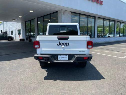 Bright White Clearcoat 2026 Jeep Gladiator Sahara 4x4