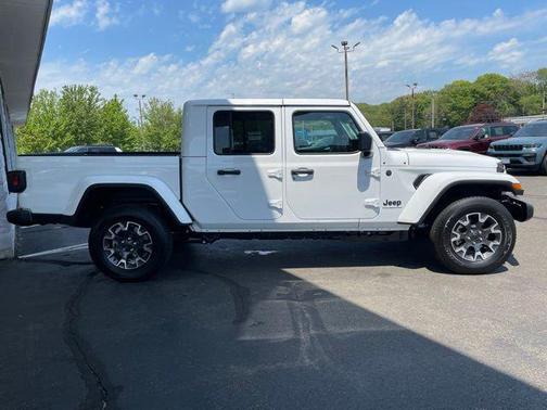 Bright White Clearcoat 2026 Jeep Gladiator Sahara 4x4