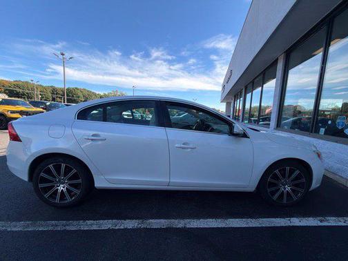 Crystal White Pearl 2018 Volvo S60 Inscription T5