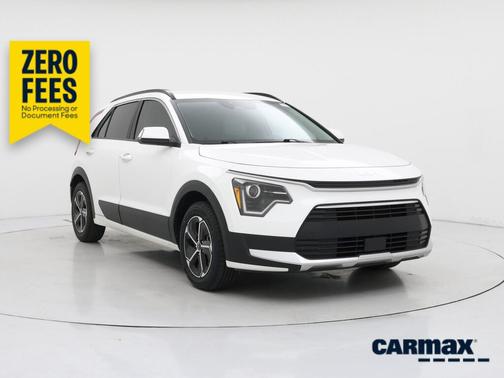 White 2024 Kia Niro EX