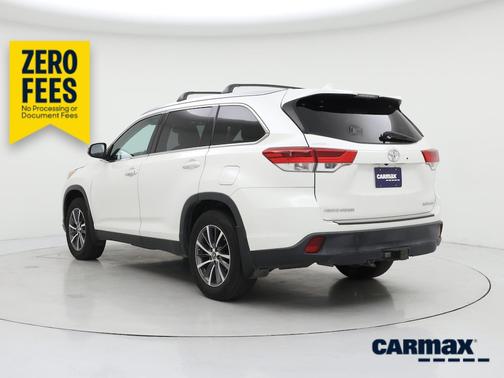 White 2019 Toyota Highlander XLE