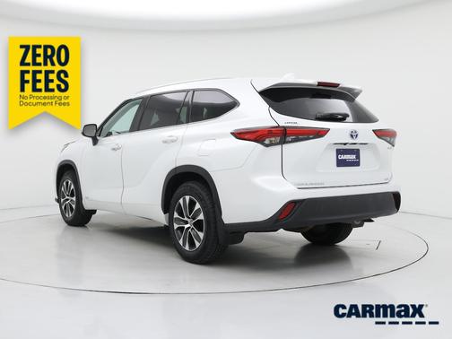 White 2022 Toyota Highlander Hybrid XLE
