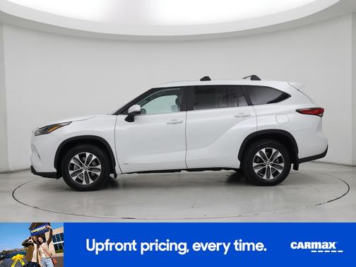 White 2023 Toyota Highlander Hybrid XLE